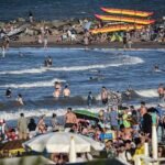 Turistas disfrutan del sol y el mar en las playas de Mar del Plata, destino emblemático del verano argentino.