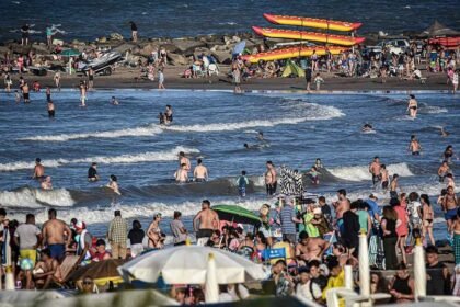 Turistas disfrutan del sol y el mar en las playas de Mar del Plata, destino emblemático del verano argentino.