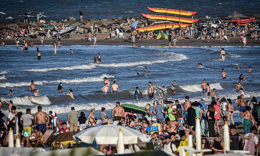 Turistas disfrutan del sol y el mar en las playas de Mar del Plata, destino emblemático del verano argentino.