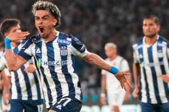 Ronaldo Martínez celebra su primer gol con la camiseta de Talleres en el triunfo ante Newell’s en el Mario Alberto Kempes.