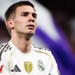 Franco Mastantuono, mediocampista argentino, durante un partido oficial con la camiseta del Real Madrid.
