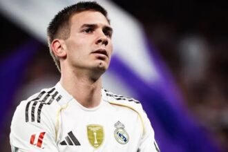 Franco Mastantuono, mediocampista argentino, durante un partido oficial con la camiseta del Real Madrid.