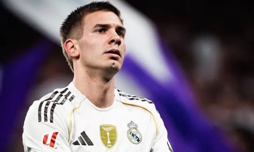 Franco Mastantuono, mediocampista argentino, durante un partido oficial con la camiseta del Real Madrid.