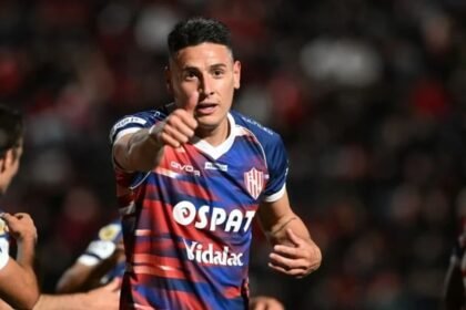 Mauricio Martínez con la camiseta de Unión de Santa Fe, durante una de sus etapas como mediocampista del club. Foto de archivo.