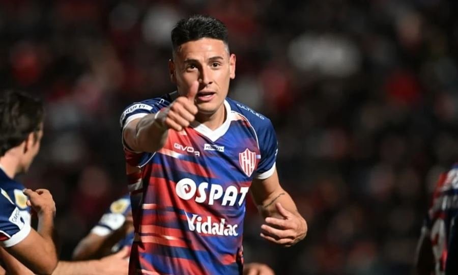 Mauricio Martínez con la camiseta de Unión de Santa Fe, durante una de sus etapas como mediocampista del club. Foto de archivo.