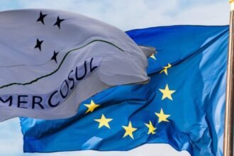 Las banderas de la Unión Europea y del Mercosur, símbolos de dos bloques que buscan definir el futuro de su relación comercial.