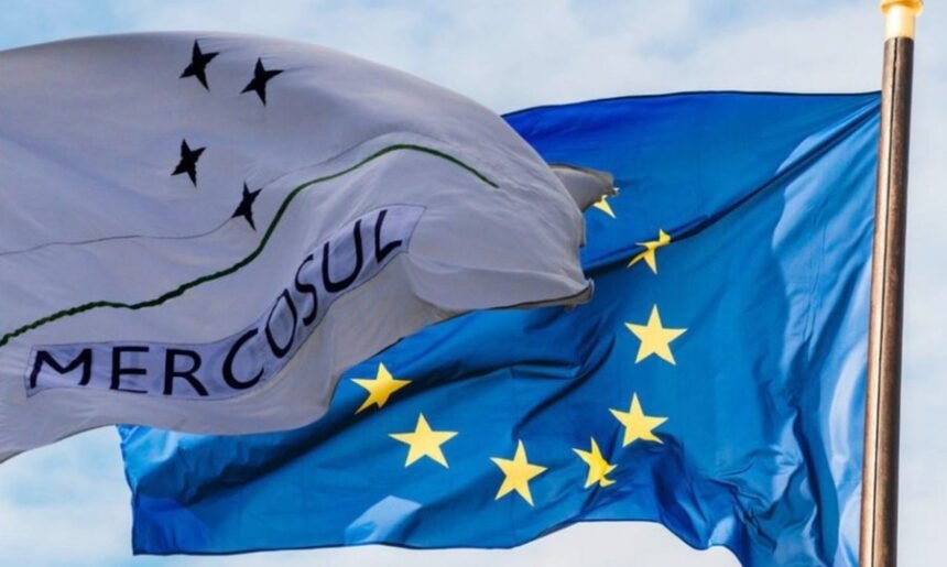 Las banderas de la Unión Europea y del Mercosur, símbolos de dos bloques que buscan definir el futuro de su relación comercial.