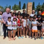 El gobernador Maximiliano Pullaro junto al senador Felipe Michlig, autoridades provinciales y municipales, niños y vecinos de San Guillermo, durante la inauguración de la puesta en valor del Parque Municipal y los natatorios “Denio Benito Matteucci”.