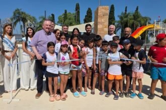 El gobernador Maximiliano Pullaro junto al senador Felipe Michlig, autoridades provinciales y municipales, niños y vecinos de San Guillermo, durante la inauguración de la puesta en valor del Parque Municipal y los natatorios “Denio Benito Matteucci”.
