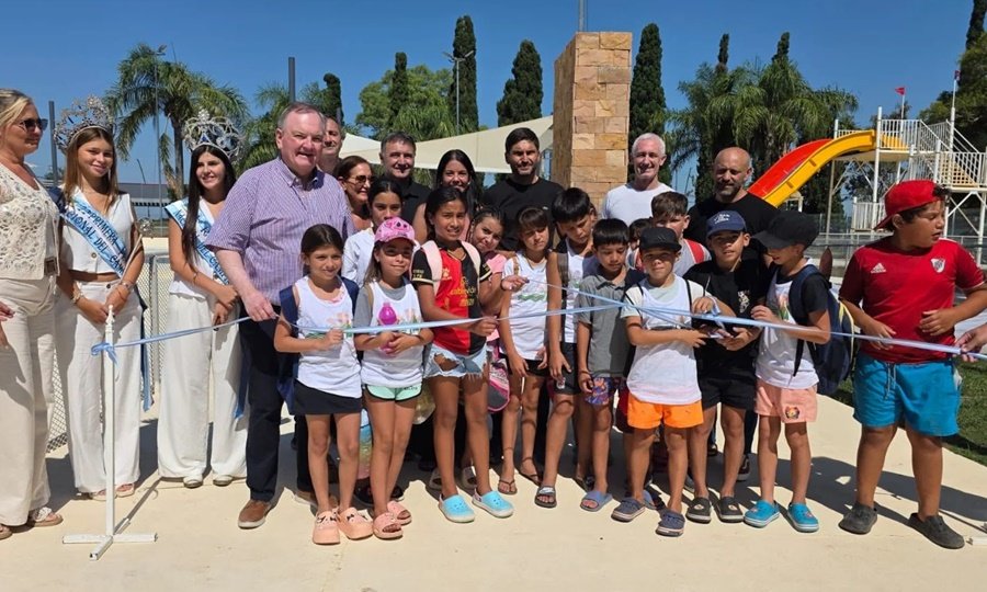 El gobernador Maximiliano Pullaro junto al senador Felipe Michlig, autoridades provinciales y municipales, niños y vecinos de San Guillermo, durante la inauguración de la puesta en valor del Parque Municipal y los natatorios “Denio Benito Matteucci”.