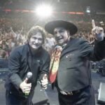 Javier Milei junto al Chaqueño Palavecino sobre el escenario del Festival Nacional de Doma y Folklore de Jesús María, ante miles de espectadores.