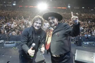 Javier Milei junto al Chaqueño Palavecino sobre el escenario del Festival Nacional de Doma y Folklore de Jesús María, ante miles de espectadores.