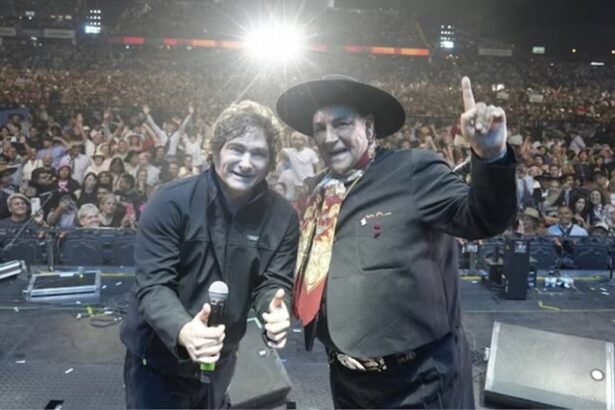 Javier Milei junto al Chaqueño Palavecino sobre el escenario del Festival Nacional de Doma y Folklore de Jesús María, ante miles de espectadores.