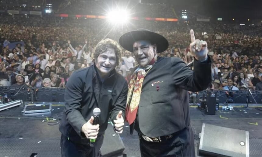 Javier Milei junto al Chaqueño Palavecino sobre el escenario del Festival Nacional de Doma y Folklore de Jesús María, ante miles de espectadores.