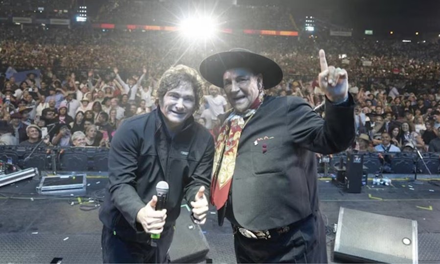 Javier Milei junto al Chaqueño Palavecino sobre el escenario del Festival Nacional de Doma y Folklore de Jesús María, ante miles de espectadores.