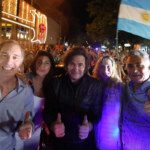 Javier Milei saluda a simpatizantes durante su “Tour de la Gratitud” en Mar del Plata.