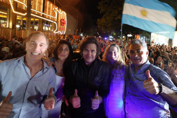 Javier Milei saluda a simpatizantes durante su “Tour de la Gratitud” en Mar del Plata.
