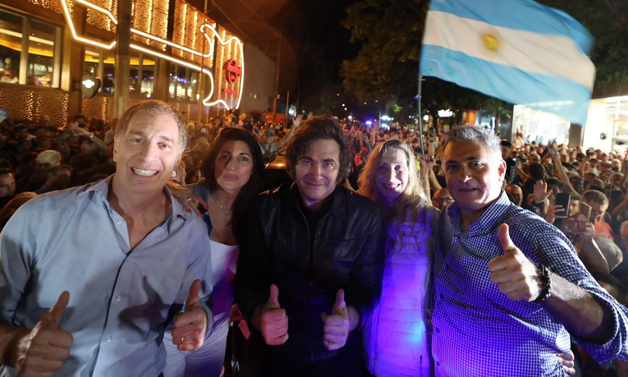 Javier Milei saluda a simpatizantes durante su “Tour de la Gratitud” en Mar del Plata.