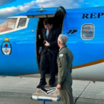 Javier Milei desciende del avión tras su regreso a la Argentina, luego de una gira internacional con actividades oficiales. Foto de archivo.