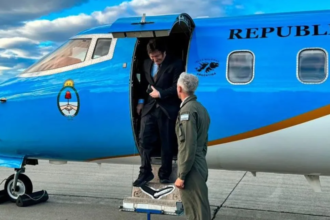 Javier Milei desciende del avión tras su regreso a la Argentina, luego de una gira internacional con actividades oficiales. Foto de archivo.