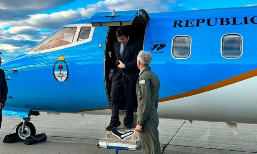 Javier Milei desciende del avión tras su regreso a la Argentina, luego de una gira internacional con actividades oficiales. Foto de archivo.