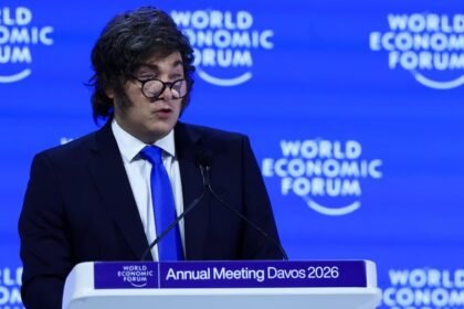 Javier Milei durante su exposición en el Foro Económico Mundial de Davos, donde defendió las reformas económicas y el modelo de libre mercado impulsado por su gobierno.