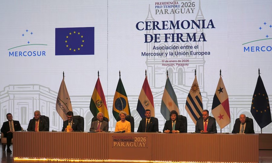 Los presidentes del Mercosur y autoridades de la Unión Europea durante la firma del acuerdo histórico en el Banco Central de Paraguay, en Asunción.