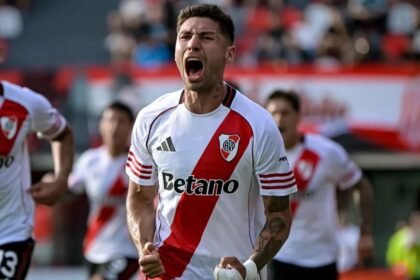 Gonzalo Montiel celebra su gol con la camiseta de River Plate, en una imagen que refleja su aporte clave en el equipo.