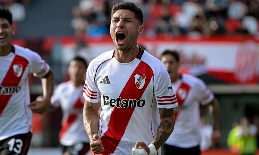 Gonzalo Montiel celebra su gol con la camiseta de River Plate, en una imagen que refleja su aporte clave en el equipo.