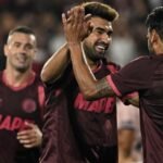 Los jugadores de Lanús celebran uno de los goles en la victoria 2-1 frente a Unión, por la Liga Profesional.