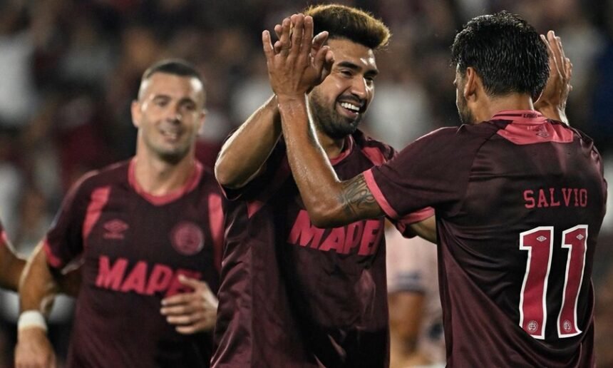 Los jugadores de Lanús celebran uno de los goles en la victoria 2-1 frente a Unión, por la Liga Profesional.