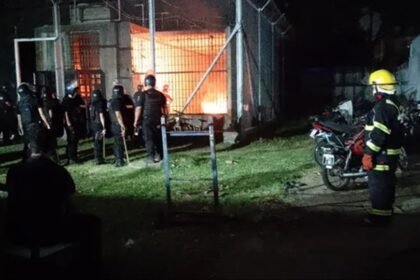 Bomberos Voluntarios y personal policial trabajaron durante la madrugada en la Comisaría 24 de Granadero Baigorria tras un motín con principio de incendio.