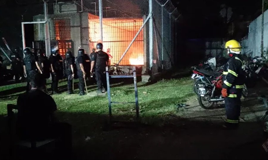 Bomberos Voluntarios y personal policial trabajaron durante la madrugada en la Comisaría 24 de Granadero Baigorria tras un motín con principio de incendio.