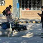 Personal policial y peritos trabajan en la zona del accidente fatal sobre avenida Aristóbulo del Valle, en el norte de Santa Fe.