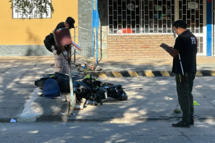 Personal policial y peritos trabajan en la zona del accidente fatal sobre avenida Aristóbulo del Valle, en el norte de Santa Fe.