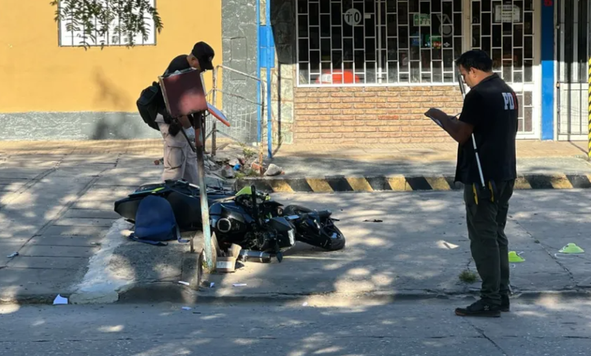 Personal policial y peritos trabajan en la zona del accidente fatal sobre avenida Aristóbulo del Valle, en el norte de Santa Fe.