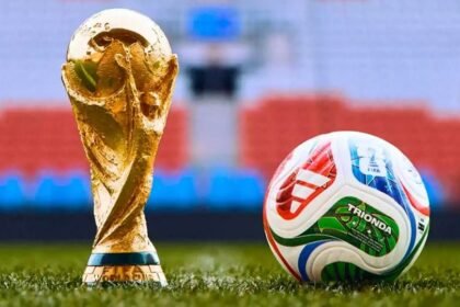La Copa del Mundo y la pelota oficial del Mundial 2026, símbolos del torneo que se disputará en Estados Unidos, México y Canadá.