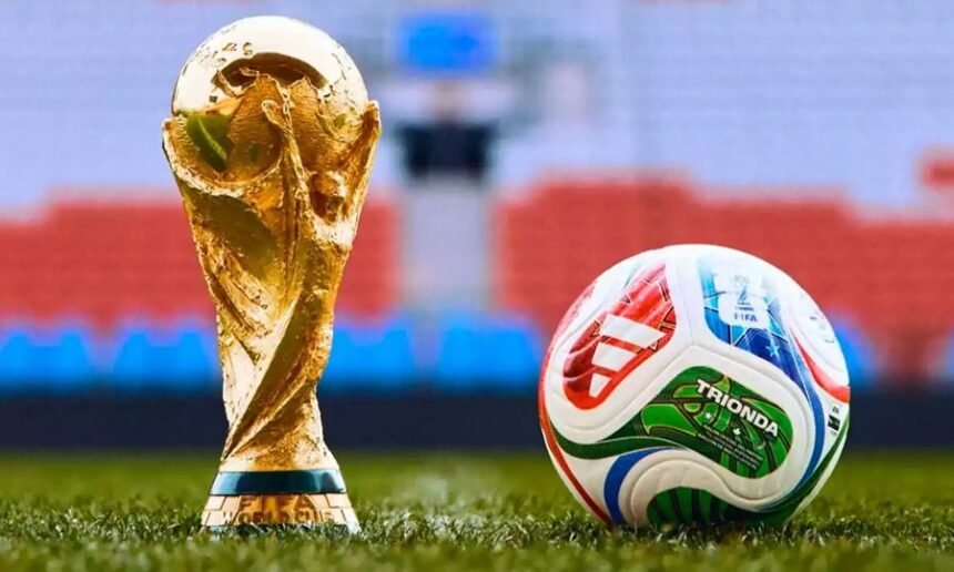 La Copa del Mundo y la pelota oficial del Mundial 2026, símbolos del torneo que se disputará en Estados Unidos, México y Canadá.