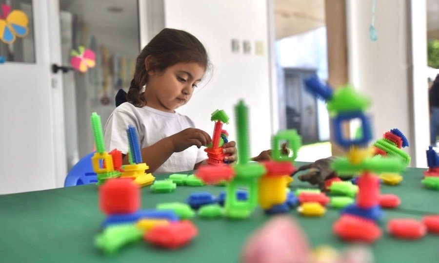 Niñas y niños disfrutan de actividades lúdicas en un Jardín Municipal de Santa Fe, un espacio que promueve el aprendizaje, el juego y la inclusión desde los primeros años. Foto: Municipalidad de Santa Fe
