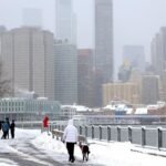 Maquinaria y equipos de emergencia se despliegan en Nueva York ante la llegada de una tormenta de nieve considerada una de las más intensas de los últimos años.