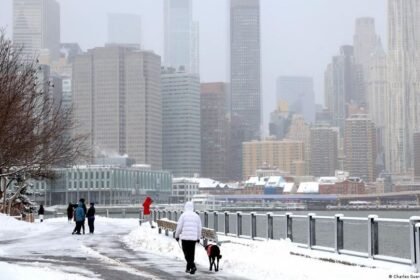 Maquinaria y equipos de emergencia se despliegan en Nueva York ante la llegada de una tormenta de nieve considerada una de las más intensas de los últimos años.