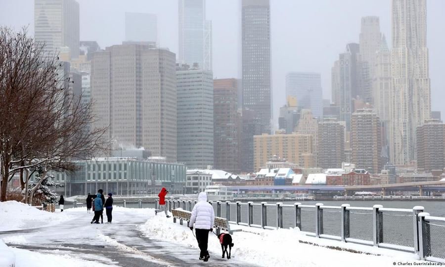 Maquinaria y equipos de emergencia se despliegan en Nueva York ante la llegada de una tormenta de nieve considerada una de las más intensas de los últimos años.