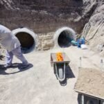 Trabajos de colocación de tubos de drenaje bajo la Ruta Nacional 11 para mejorar la evacuación hídrica en la ciudad de Vera.