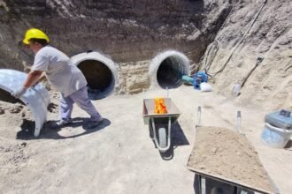 Trabajos de colocación de tubos de drenaje bajo la Ruta Nacional 11 para mejorar la evacuación hídrica en la ciudad de Vera.