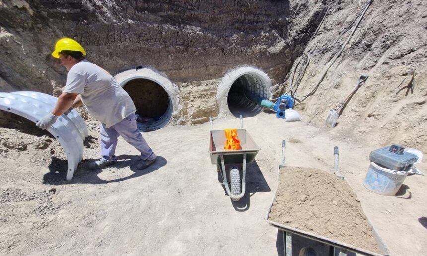Trabajos de colocación de tubos de drenaje bajo la Ruta Nacional 11 para mejorar la evacuación hídrica en la ciudad de Vera.