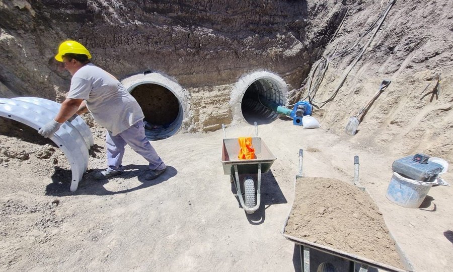 Trabajos de colocación de tubos de drenaje bajo la Ruta Nacional 11 para mejorar la evacuación hídrica en la ciudad de Vera.