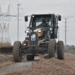 Maquinarias viales avanzan con las tareas de pavimentación sobre la calle Héroes de Malvinas, obra que mantendrá cortes de tránsito durante los próximos meses en Puerto General San Martín.
