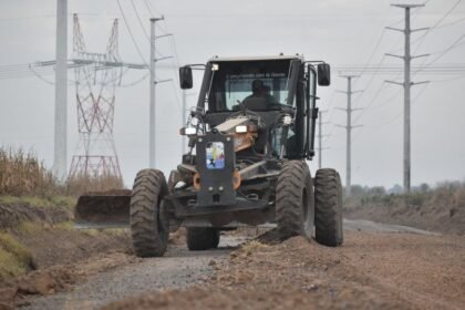 Maquinarias viales avanzan con las tareas de pavimentación sobre la calle Héroes de Malvinas, obra que mantendrá cortes de tránsito durante los próximos meses en Puerto General San Martín.