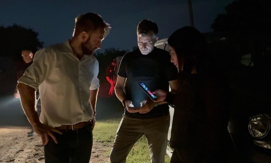 En plena noche y en medio del operativo, los fiscales Diego Vigo y María Laura Urquiza supervisan uno de los procedimientos junto al director provincial de Investigación Criminal, Rolando Galfrascoli.