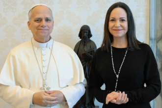 María Corina Machado y el papa León XIV durante la audiencia privada en el Vaticano, en un encuentro marcado por la crisis política en Venezuela.